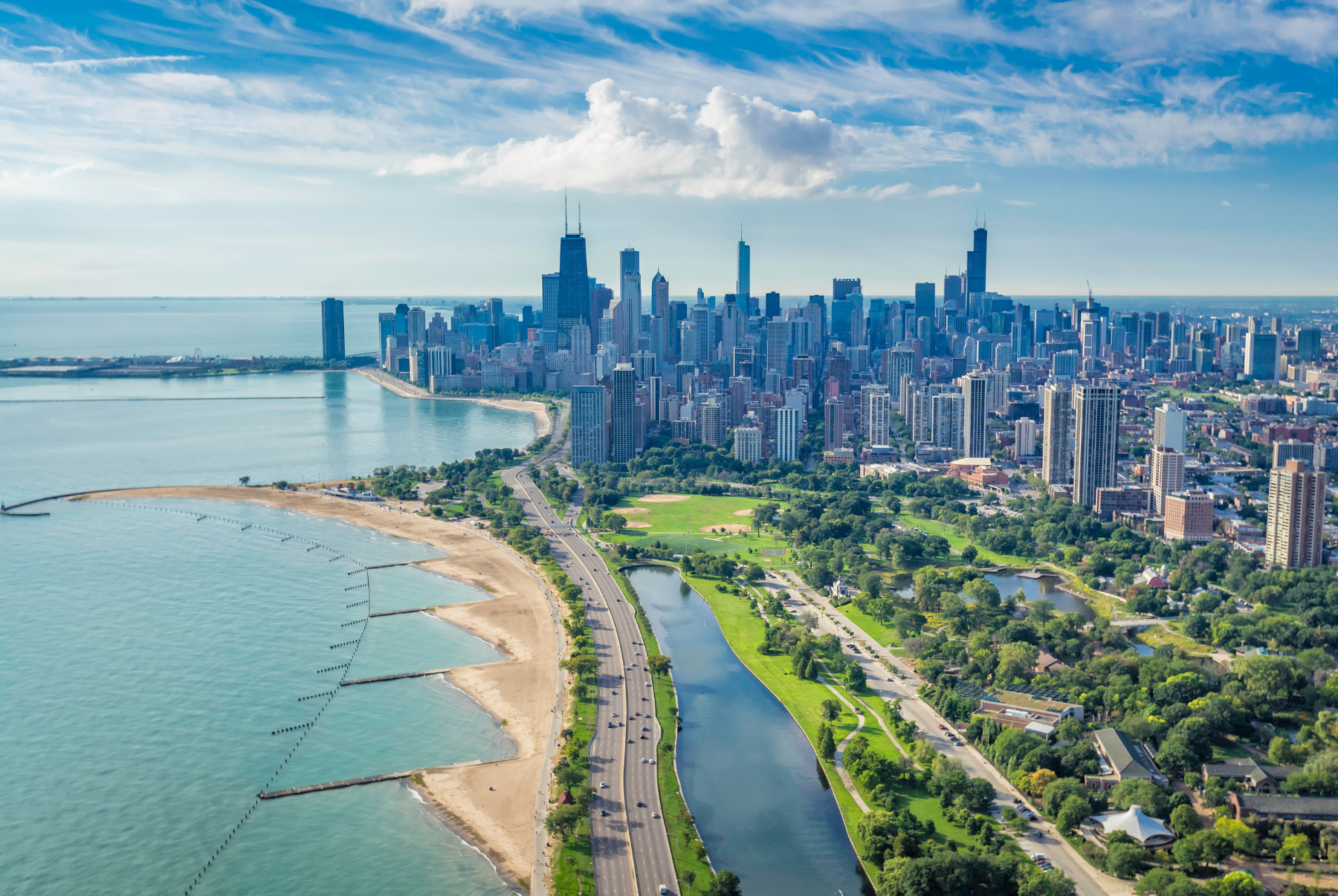 Vista aérea del horizonte de Chicago con carretera junto a la playa.