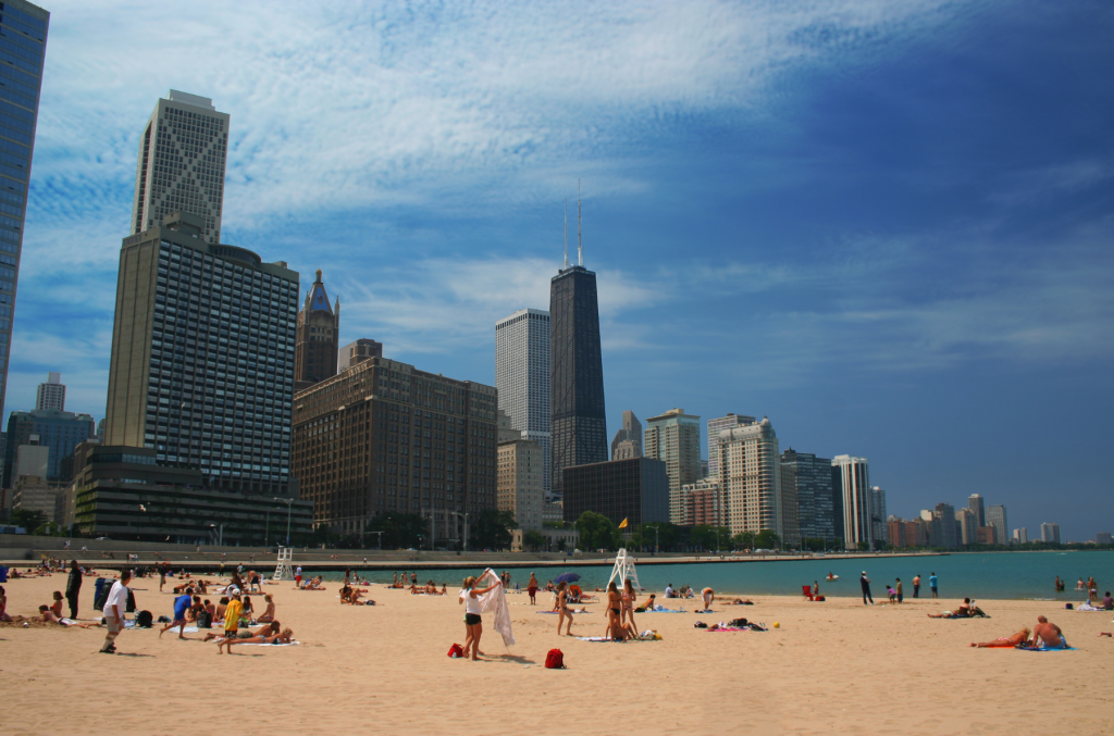 Gente tomando el sol en una playa de Chicago