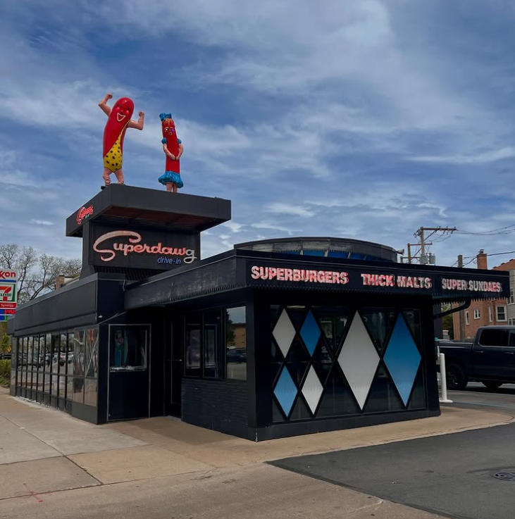 De panecillos a ladrillos: los perritos calientes de Superdawg inspiraron el mosaico "Perrito Caliente Perpetuo" de Jim Bachor para ScavHunt 2025