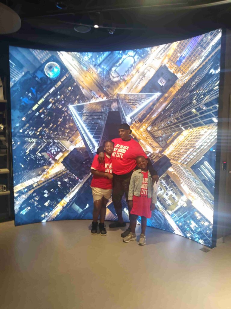 Familia posando en la experiencia Flyover Chicago durante el Downtown Day