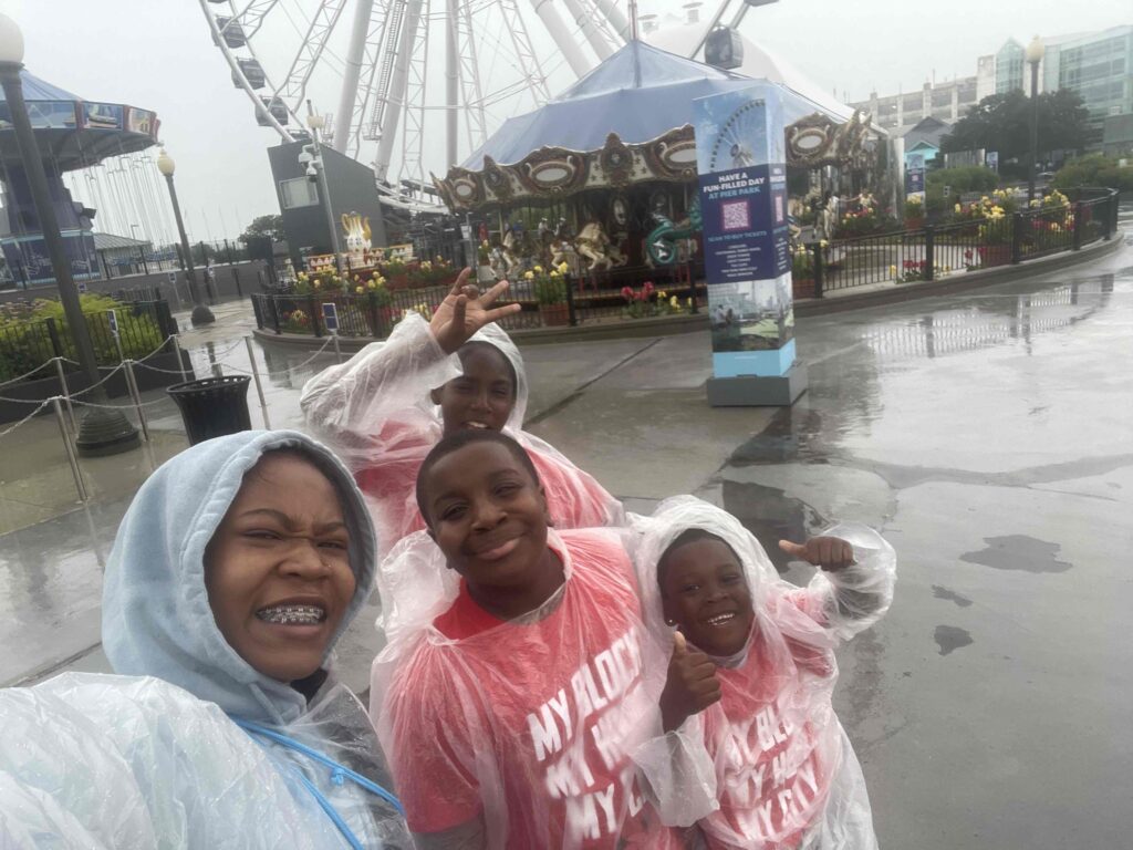 Niños disfrutando de la noria del Navy Pier en un día lluvioso en el centro