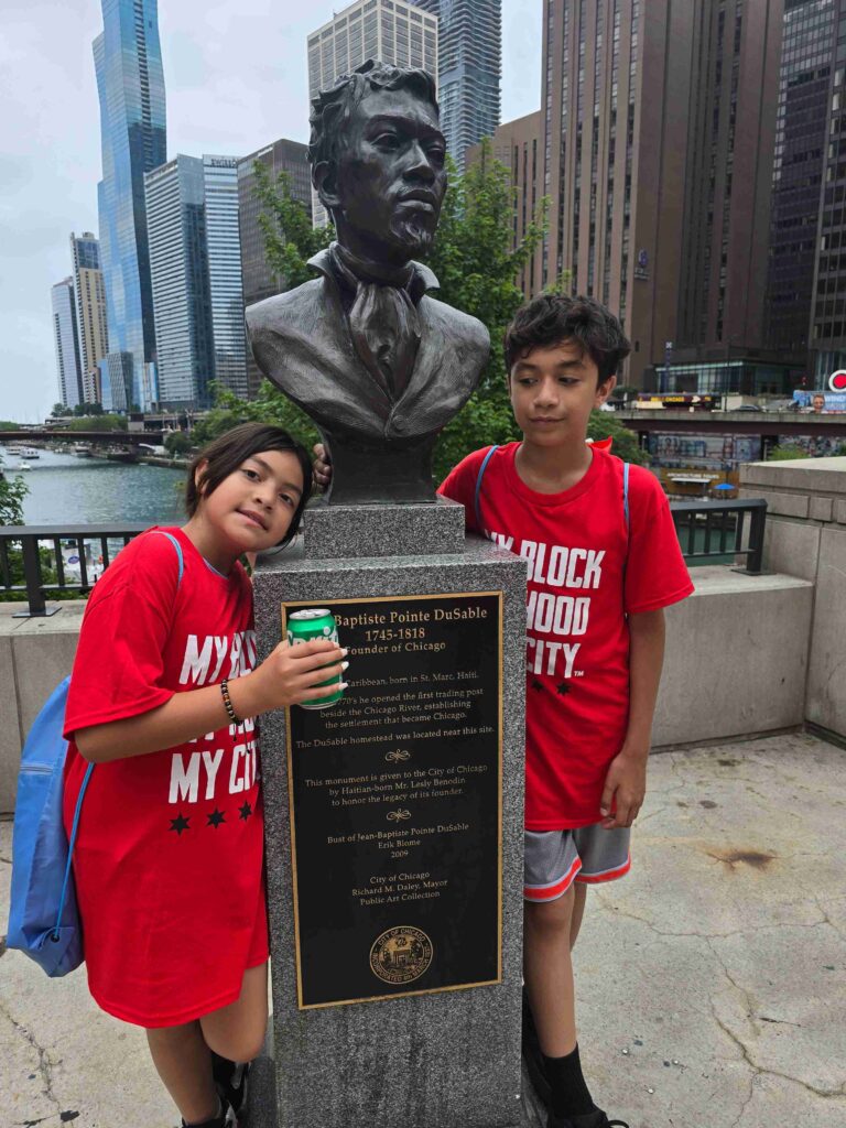 Niños visitando el busto de Jean Baptiste Pointe DuSable en Chicago