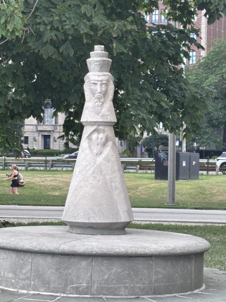 En la estructura están talladas estatuas de un rey, una reina, un alfil, un caballo y otras piezas de ajedrez.